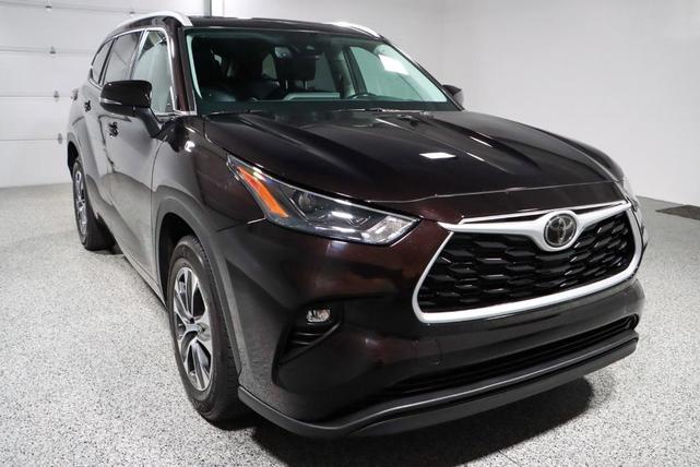 Photo of 2022 Purple Toyota Highlander