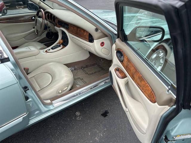 Photo of 2001 Blue Jaguar XJ