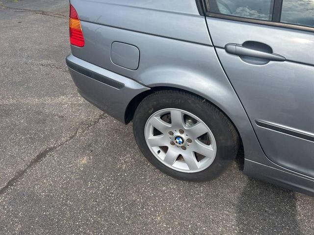 Photo of 2005 Gray BMW 325