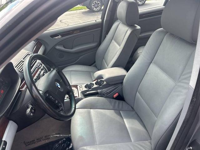 Photo of 2005 Gray BMW 325