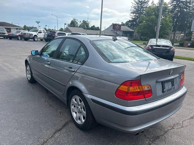 Photo of 2005 Gray BMW 325