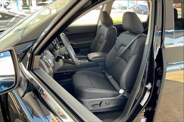 Photo of 2024 Super Black Nissan Pathfinder