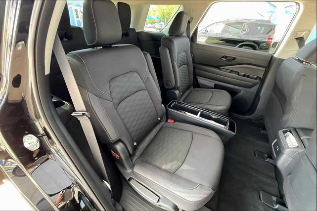 Photo of 2024 Super Black Nissan Pathfinder
