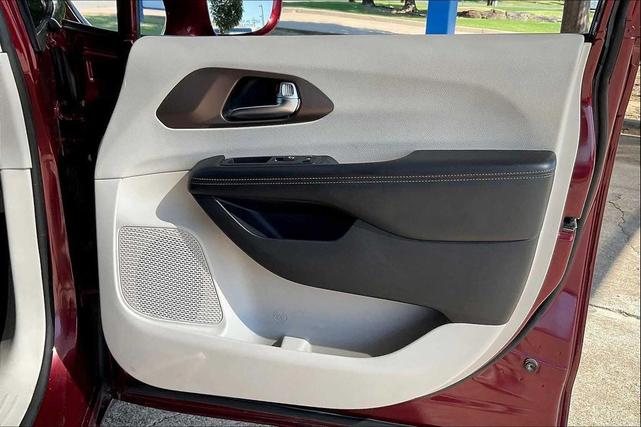 Photo of 2019 Velvet Red Pearlcoat Chrysler Pacifica