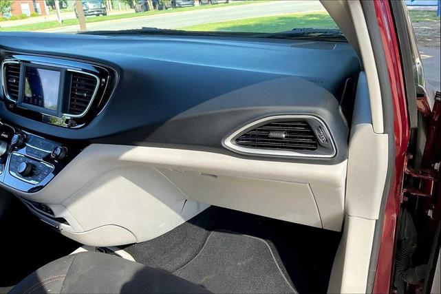 Photo of 2019 Velvet Red Pearlcoat Chrysler Pacifica