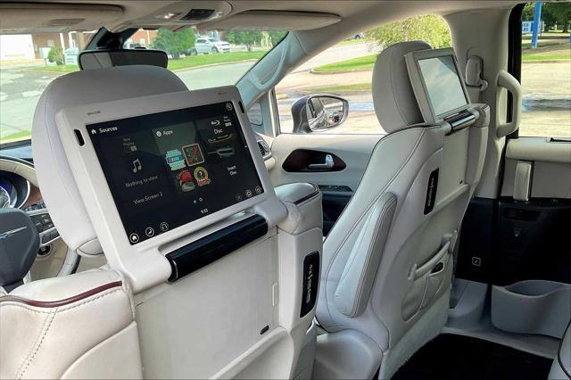 Photo of 2017 Granite Crystal Metallic Clearcoat Chrysler Pacifica