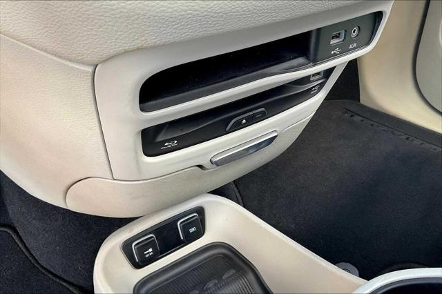Photo of 2017 Granite Crystal Metallic Clearcoat Chrysler Pacifica