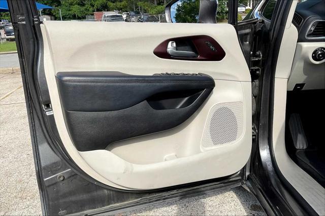 Photo of 2017 Granite Crystal Metallic Clearcoat Chrysler Pacifica