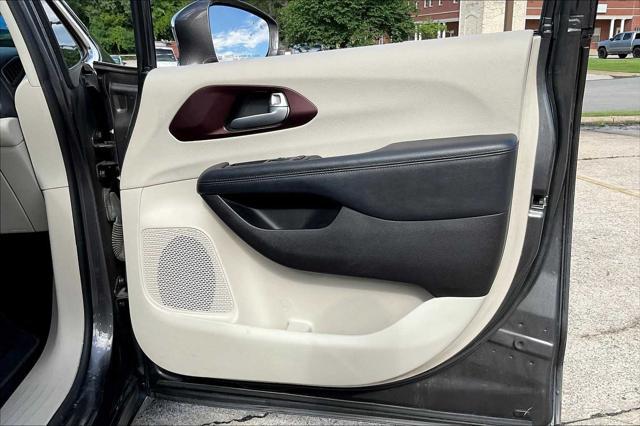 Photo of 2017 Granite Crystal Metallic Clearcoat Chrysler Pacifica