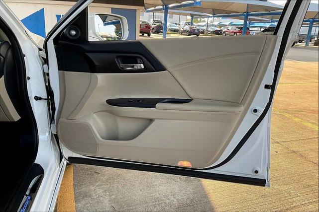 Photo of 2015 White Orchid Pearl Honda Accord