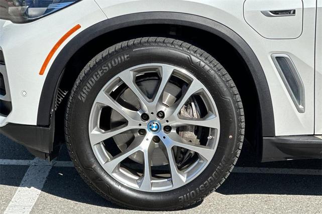 Photo of 2023 Mineral White Metallic BMW X5 PHEV