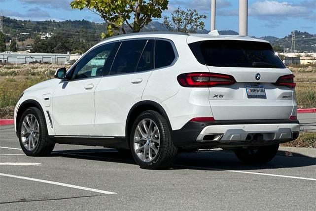 Photo of 2023 Mineral White Metallic BMW X5 PHEV