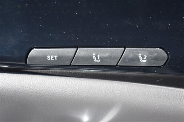 Photo of 2025 Ivory Silver Kia Carnival Hybrid