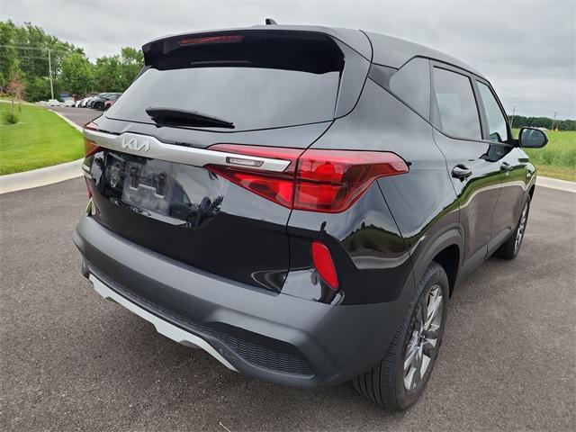 Photo of 2023 Cherry Black Kia Seltos