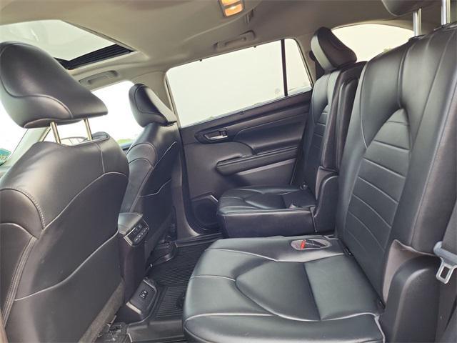 Photo of 2020 Celestial Silver Toyota Highlander Hybrid