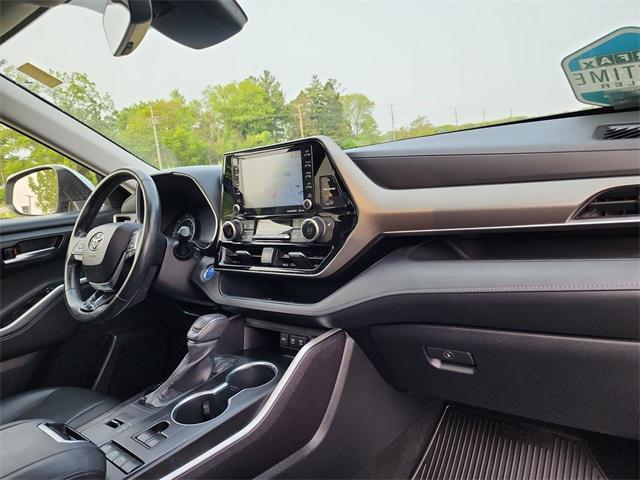 Photo of 2020 Celestial Silver Toyota Highlander Hybrid