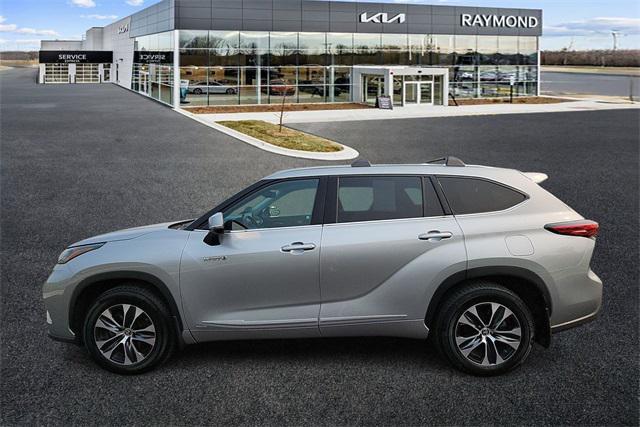 Photo of 2020 Celestial Silver Toyota Highlander Hybrid