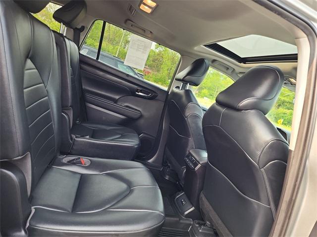 Photo of 2020 Celestial Silver Toyota Highlander Hybrid