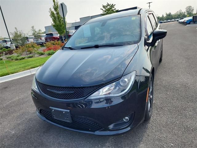 Photo of 2018 Brilliant Black Crystal Pearlcoat Chrysler Pacifica