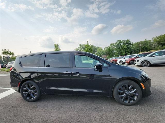 Photo of 2018 Brilliant Black Crystal Pearlcoat Chrysler Pacifica