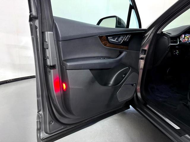 Photo of 2017 Graphite Gray Metallic Audi Q7
