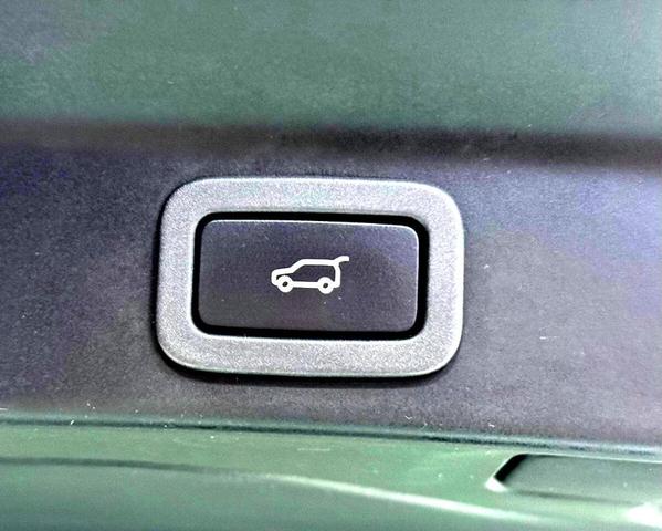 Photo of 2018 Fuji White Jaguar F-PACE