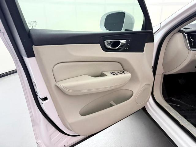 Photo of 2018 White Volvo XC60
