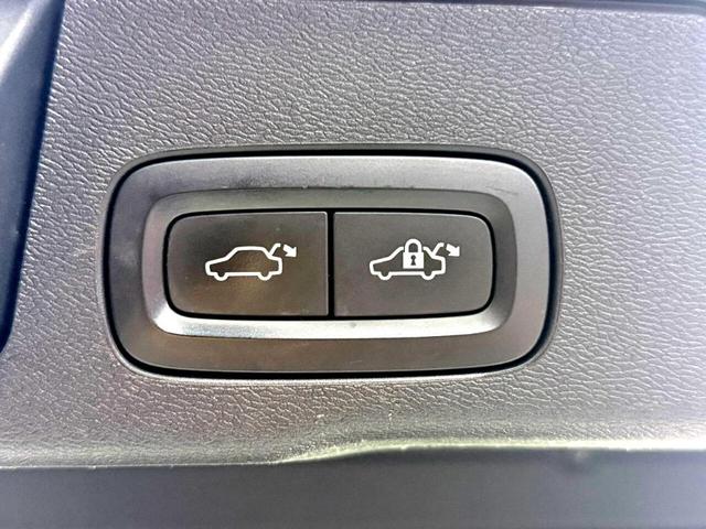 Photo of 2018 White Volvo XC60