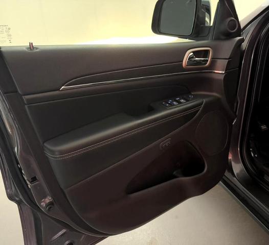 Photo of 2017 Gray Jeep Grand Cherokee