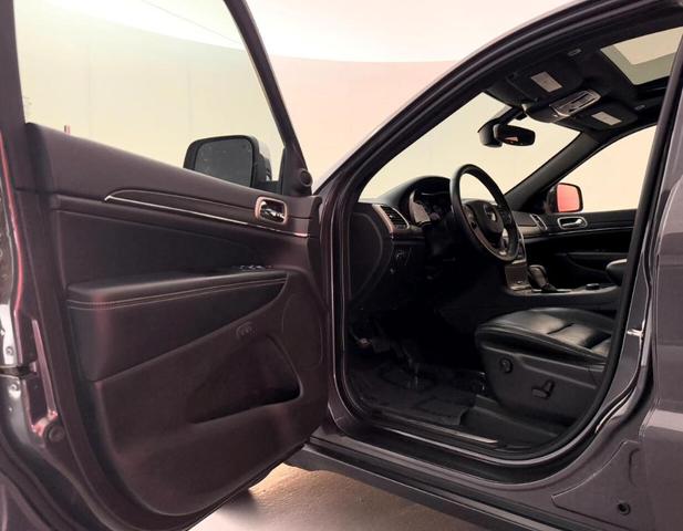 Photo of 2017 Gray Jeep Grand Cherokee