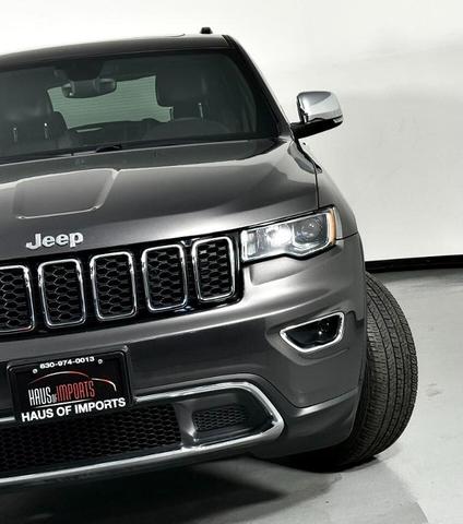 Photo of 2017 Gray Jeep Grand Cherokee