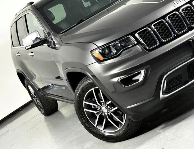Photo of 2017 Gray Jeep Grand Cherokee
