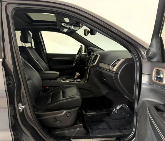 Photo of 2017 Gray Jeep Grand Cherokee