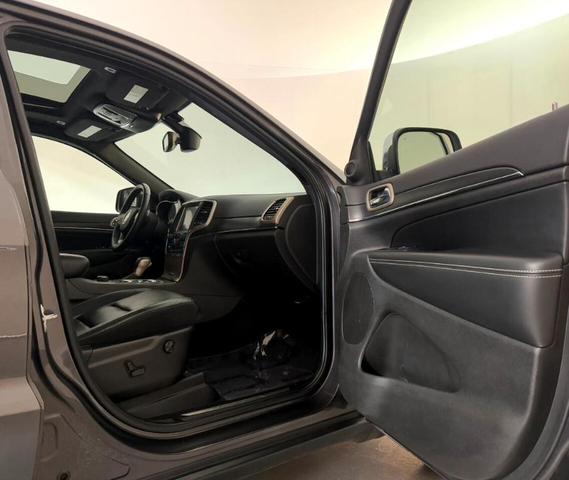 Photo of 2017 Gray Jeep Grand Cherokee