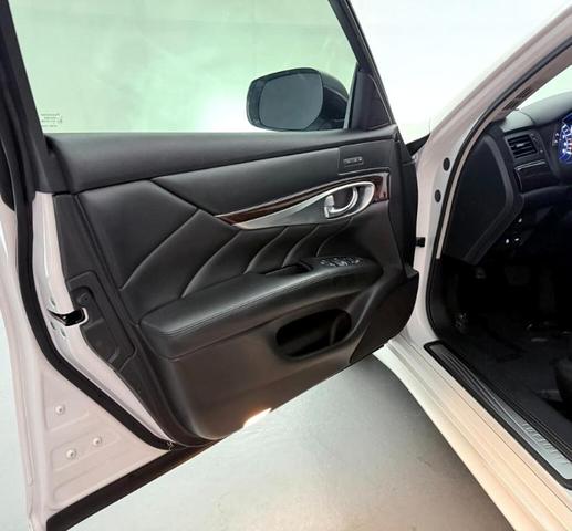 Photo of 2018 White INFINITI Q70