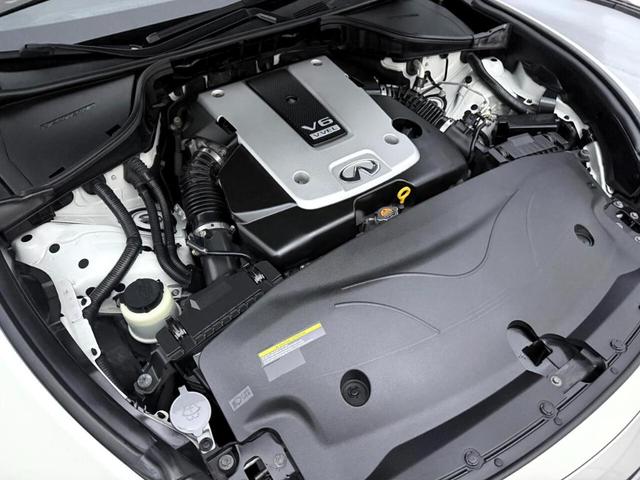 Photo of 2018 White INFINITI Q70