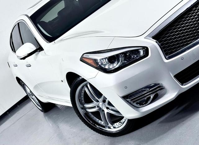 Photo of 2018 White INFINITI Q70
