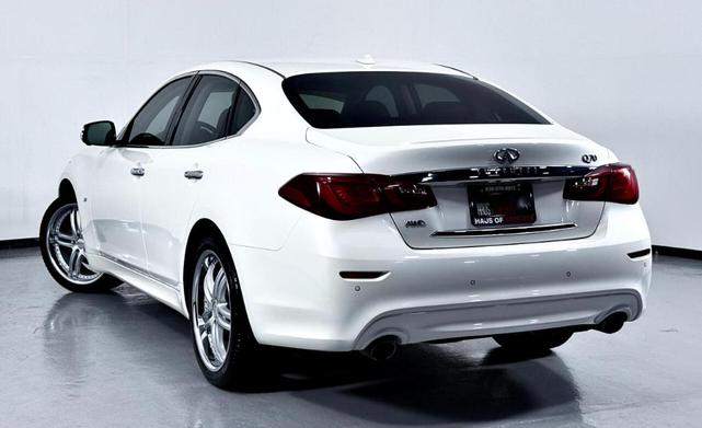 Photo of 2018 White INFINITI Q70
