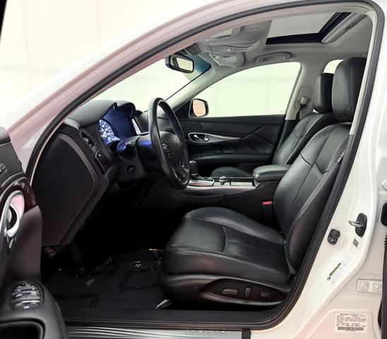 Photo of 2018 White INFINITI Q70