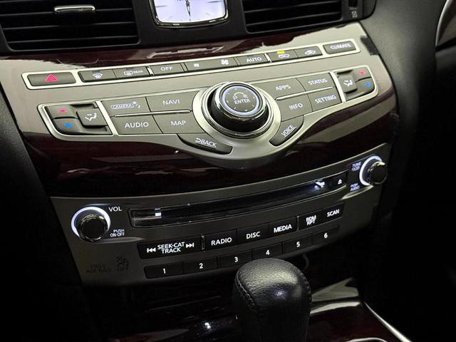 Photo of 2018 White INFINITI Q70