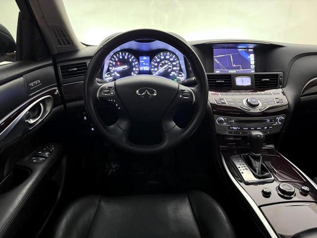 Photo of 2018 White INFINITI Q70