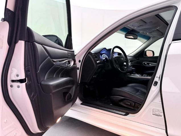Photo of 2018 White INFINITI Q70