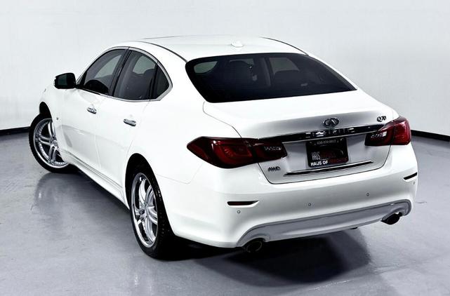 Photo of 2018 White INFINITI Q70