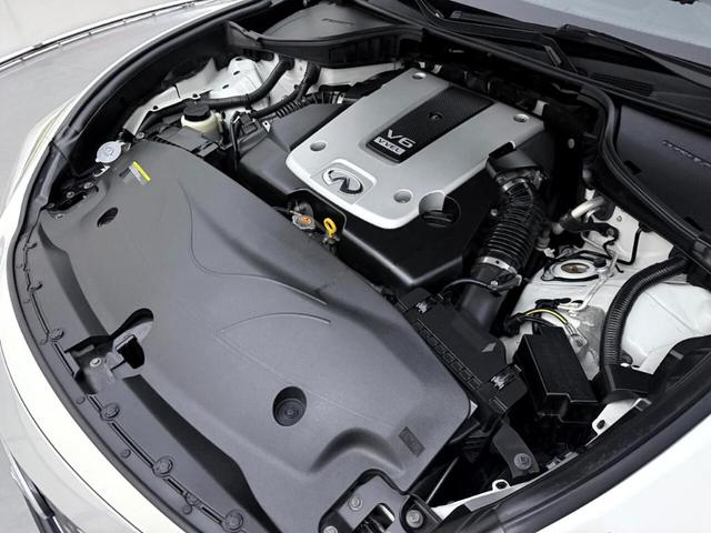 Photo of 2018 White INFINITI Q70