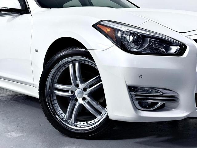 Photo of 2018 White INFINITI Q70