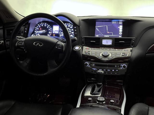 Photo of 2018 White INFINITI Q70