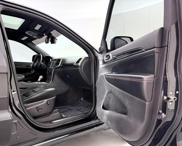 Photo of 2016 Black Jeep Grand Cherokee