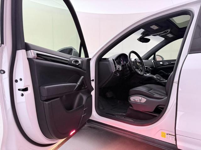Photo of 2018 White Porsche Cayenne