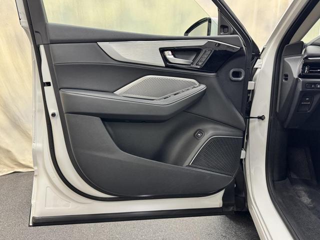 Photo of 2023 Platinum White Pearl Acura MDX