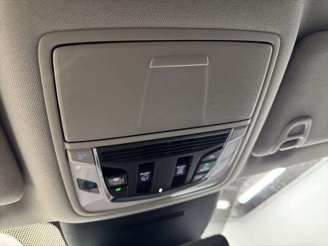 Photo of 2025 Platinum White Pearl Acura MDX